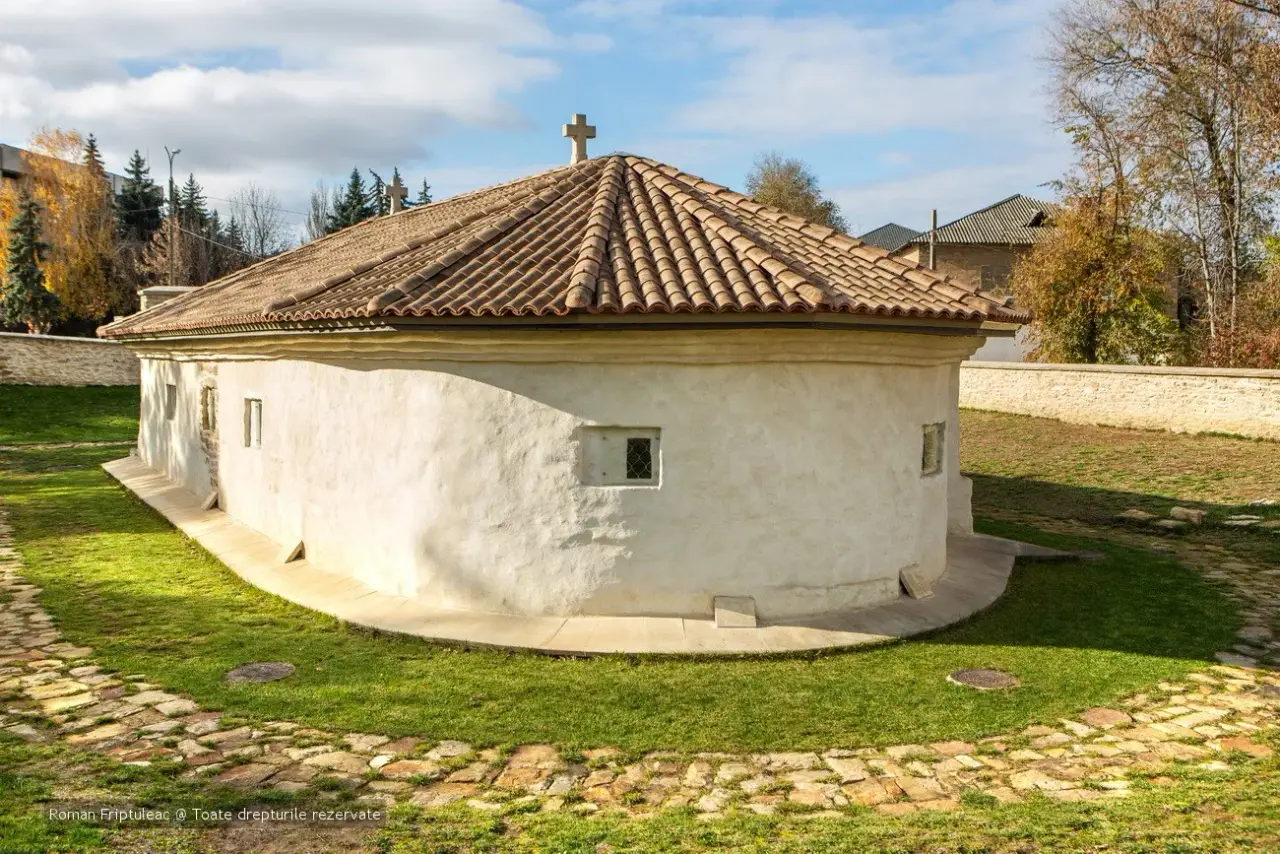 Biserica Adormirea Maicii Domnului — fotografie 2