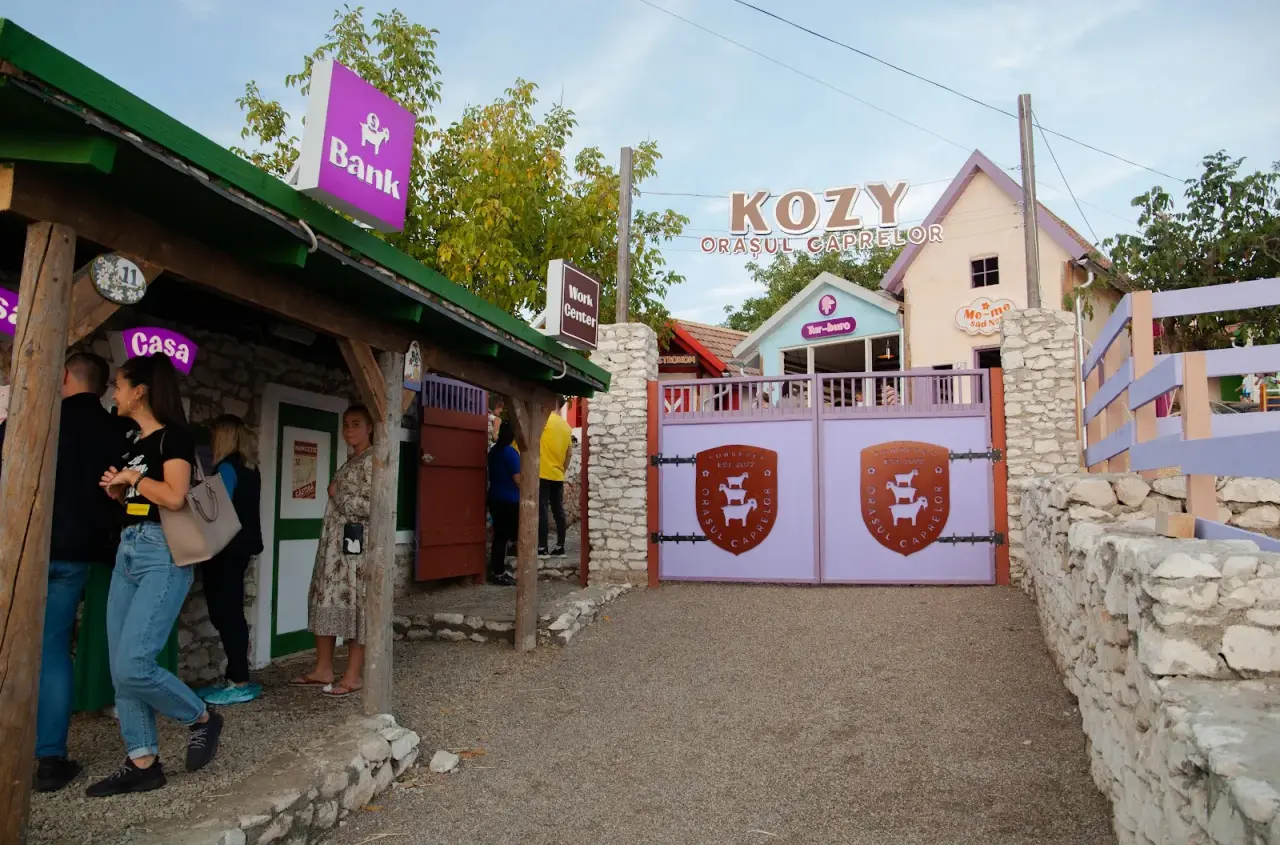Orașul Caprelor „Kozy” (Goat Town) — fotografie 1