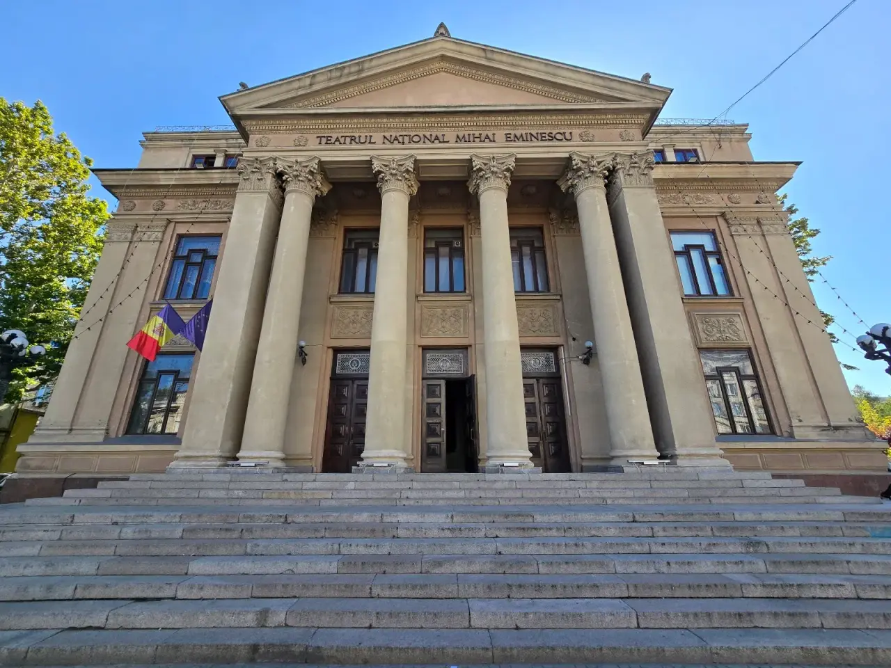 Teatrul Național Mihai Eminescu — fotografie 1